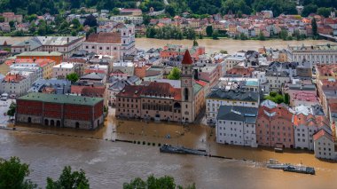 PASSAU - 5 Haziran 2024: Haziran 2024 'teki büyük sel felaketinde tarihi Passau kasabasının havadan görünüşü, Almanya' nın Bavyera kenti