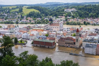 PASSAU - 5 Haziran 2024: Haziran 2024 'teki büyük sel felaketinde tarihi Passau kasabasının havadan görünüşü, Almanya' nın Bavyera kenti