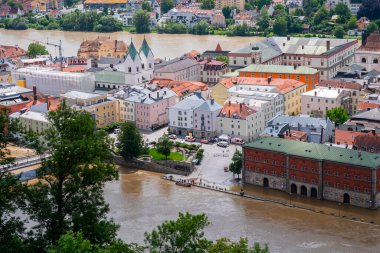 PASSAU - 5 Haziran 2024: Haziran 2024 'teki büyük sel felaketinde tarihi Passau kasabasının havadan görünüşü, Almanya' nın Bavyera kenti