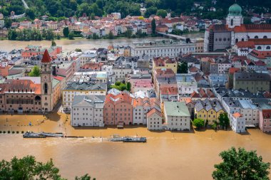 PASSAU - 5 Haziran 2024: Haziran 2024 'teki büyük sel felaketinde tarihi Passau kasabasının havadan görünüşü, Almanya' nın Bavyera kenti