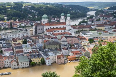 PASSAU - 5 Haziran 2024: Haziran 2024 'teki büyük sel felaketinde tarihi Passau kasabasının havadan görünüşü, Almanya' nın Bavyera kenti