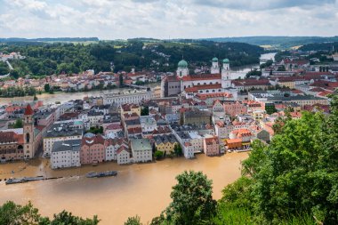 PASSAU - 5 Haziran 2024: Haziran 2024 'teki büyük sel felaketinde tarihi Passau kasabasının havadan görünüşü, Almanya' nın Bavyera kenti