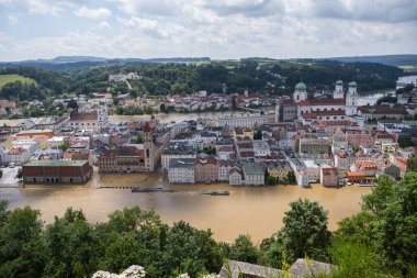 PASSAU - 5 Haziran 2024: Haziran 2024 'teki büyük sel felaketinde tarihi Passau kasabasının havadan görünüşü, Almanya' nın Bavyera kenti