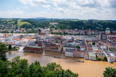 PASSAU - 5 Haziran 2024: Haziran 2024 'teki büyük sel felaketinde tarihi Passau kasabasının havadan görünüşü, Almanya' nın Bavyera kenti