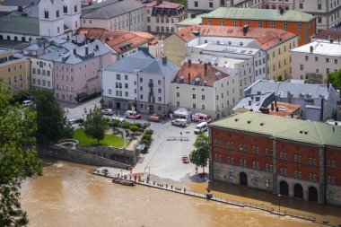 PASSAU - 5 Haziran 2024: Haziran 2024 'teki büyük sel felaketinde tarihi Passau kasabasının havadan görünüşü, Almanya' nın Bavyera kenti