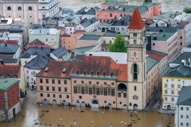 PASSAU - 5 Haziran 2024: Haziran 2024 'teki büyük sel felaketinde tarihi Passau kasabasının havadan görünüşü, Almanya' nın Bavyera kenti