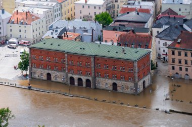 PASSAU - 5 Haziran 2024: Haziran 2024 'teki büyük sel felaketinde tarihi Passau kasabasının havadan görünüşü, Almanya' nın Bavyera kenti