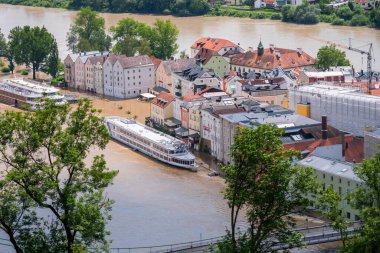 PASSAU - 5 Haziran 2024: Haziran 2024 'teki büyük sel felaketinde tarihi Passau kasabasının havadan görünüşü, Almanya' nın Bavyera kenti