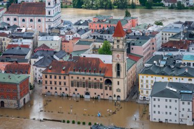 PASSAU - 5 Haziran 2024: Haziran 2024 'teki büyük sel felaketinde tarihi Passau kasabasının havadan görünüşü, Almanya' nın Bavyera kenti