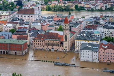 PASSAU - 5 Haziran 2024: Haziran 2024 'teki büyük sel felaketinde tarihi Passau kasabasının havadan görünüşü, Almanya' nın Bavyera kenti
