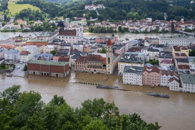 PASSAU - 5 Haziran 2024: Haziran 2024 'teki büyük sel felaketinde tarihi Passau kasabasının havadan görünüşü, Almanya' nın Bavyera kenti