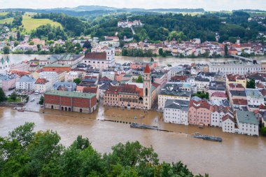 PASSAU - 5 Haziran 2024: Haziran 2024 'teki büyük sel felaketinde tarihi Passau kasabasının havadan görünüşü, Almanya' nın Bavyera kenti