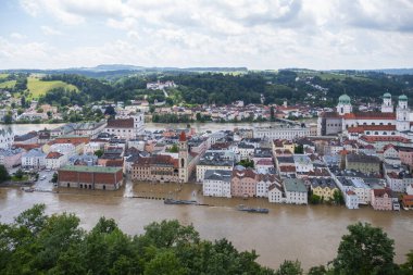 PASSAU - 5 Haziran 2024: Haziran 2024 'teki büyük sel felaketinde tarihi Passau kasabasının havadan görünüşü, Almanya' nın Bavyera kenti