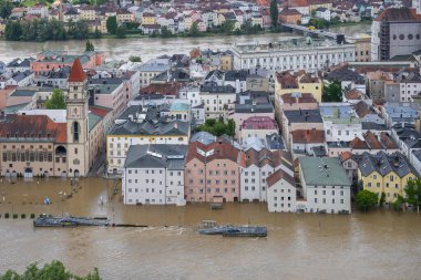 PASSAU - 5 Haziran 2024: Haziran 2024 'teki büyük sel felaketinde tarihi Passau kasabasının havadan görünüşü, Almanya' nın Bavyera kenti
