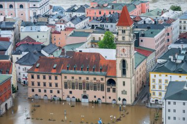 PASSAU - 5 Haziran 2024: Haziran 2024 'teki büyük sel felaketinde tarihi Passau kasabasının havadan görünüşü, Almanya' nın Bavyera kenti