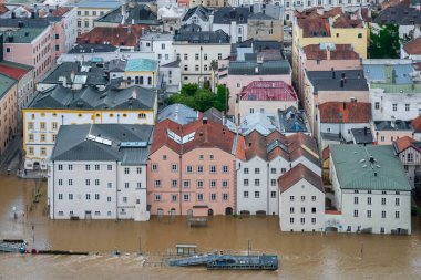 PASSAU - 5 Haziran 2024: Haziran 2024 'teki büyük sel felaketinde tarihi Passau kasabasının havadan görünüşü, Almanya' nın Bavyera kenti