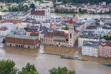 PASSAU - 5 Haziran 2024: Haziran 2024 'teki büyük sel felaketinde tarihi Passau kasabasının havadan görünüşü, Almanya' nın Bavyera kenti