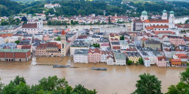 PASSAU - 5 Haziran 2024: Haziran 2024 'teki büyük sel felaketinde tarihi Passau kasabasının havadan görünüşü, Almanya' nın Bavyera kenti