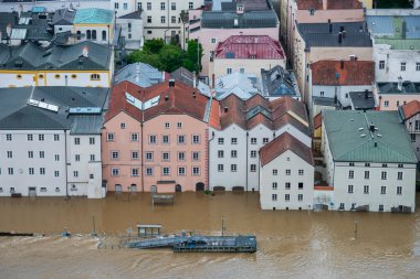 PASSAU - 5 Haziran 2024: Haziran 2024 'teki büyük sel felaketinde tarihi Passau kasabasının havadan görünüşü, Almanya' nın Bavyera kenti