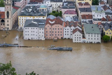 PASSAU - 5 Haziran 2024: Haziran 2024 'teki büyük sel felaketinde tarihi Passau kasabasının havadan görünüşü, Almanya' nın Bavyera kenti