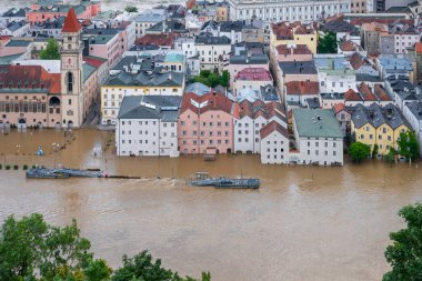 PASSAU - 5 Haziran 2024: Haziran 2024 'teki büyük sel felaketinde tarihi Passau kasabasının havadan görünüşü, Almanya' nın Bavyera kenti