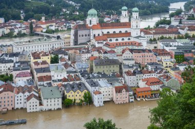 PASSAU - 5 Haziran 2024: Haziran 2024 'teki büyük sel felaketinde tarihi Passau kasabasının havadan görünüşü, Almanya' nın Bavyera kenti