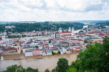 PASSAU - 5 Haziran 2024: Haziran 2024 'teki büyük sel felaketinde tarihi Passau kasabasının havadan görünüşü, Almanya' nın Bavyera kenti