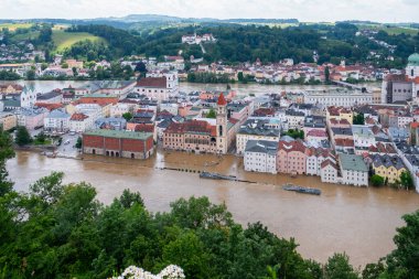 PASSAU - 5 Haziran 2024: Haziran 2024 'teki büyük sel felaketinde tarihi Passau kasabasının havadan görünüşü, Almanya' nın Bavyera kenti
