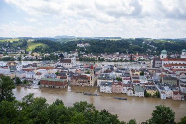PASSAU - 5 Haziran 2024: Haziran 2024 'teki büyük sel felaketinde tarihi Passau kasabasının havadan görünüşü, Almanya' nın Bavyera kenti