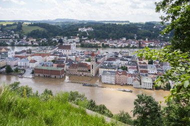 PASSAU - 5 Haziran 2024: Haziran 2024 'teki büyük sel felaketinde tarihi Passau kasabasının havadan görünüşü, Almanya' nın Bavyera kenti