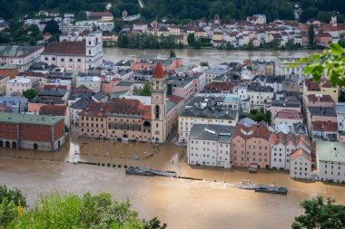 PASSAU - 5 Haziran 2024: Haziran 2024 'teki büyük sel felaketinde tarihi Passau kasabasının havadan görünüşü, Almanya' nın Bavyera kenti
