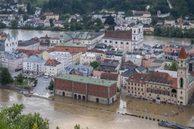 PASSAU - 5 Haziran 2024: Haziran 2024 'teki büyük sel felaketinde tarihi Passau kasabasının havadan görünüşü, Almanya' nın Bavyera kenti