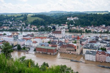 PASSAU - 5 Haziran 2024: Haziran 2024 'teki büyük sel felaketinde tarihi Passau kasabasının havadan görünüşü, Almanya' nın Bavyera kenti