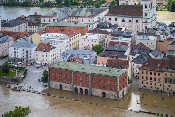 PASSAU - 5 Haziran 2024: Haziran 2024 'teki büyük sel felaketinde tarihi Passau kasabasının havadan görünüşü, Almanya' nın Bavyera kenti