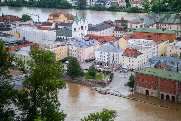 PASSAU - 5 Haziran 2024: Haziran 2024 'teki büyük sel felaketinde tarihi Passau kasabasının havadan görünüşü, Almanya' nın Bavyera kenti