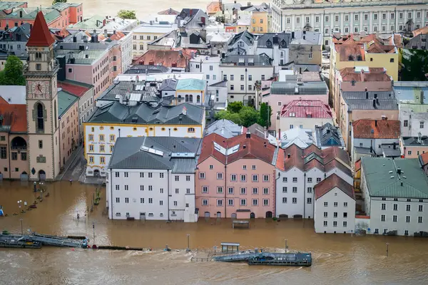 PASSAU - 5 Haziran 2024: Haziran 2024 'teki büyük sel felaketinde tarihi Passau kasabasının havadan görünüşü, Almanya' nın Bavyera kenti