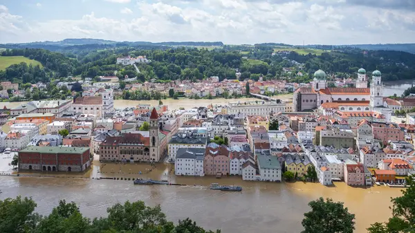 PASSAU - 5 Haziran 2024: Haziran 2024 'teki büyük sel felaketinde tarihi Passau kasabasının havadan görünüşü, Almanya' nın Bavyera kenti