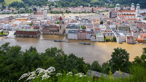 PASSAU - 5 Haziran 2024: Haziran 2024 'teki büyük sel felaketinde tarihi Passau kasabasının havadan görünüşü, Almanya' nın Bavyera kenti