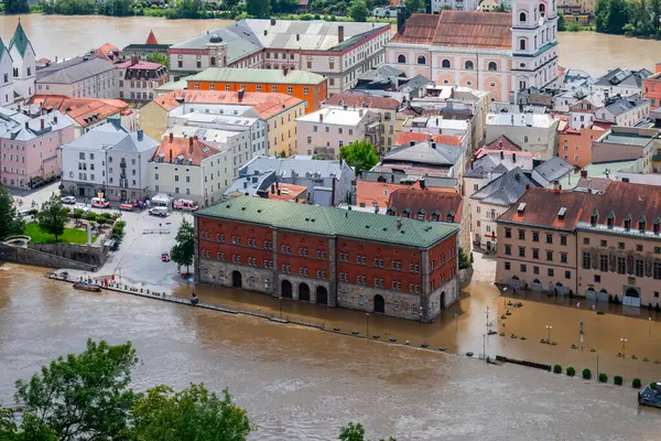 PASSAU - 5 Haziran 2024: Haziran 2024 'teki büyük sel felaketinde tarihi Passau kasabasının havadan görünüşü, Almanya' nın Bavyera kenti