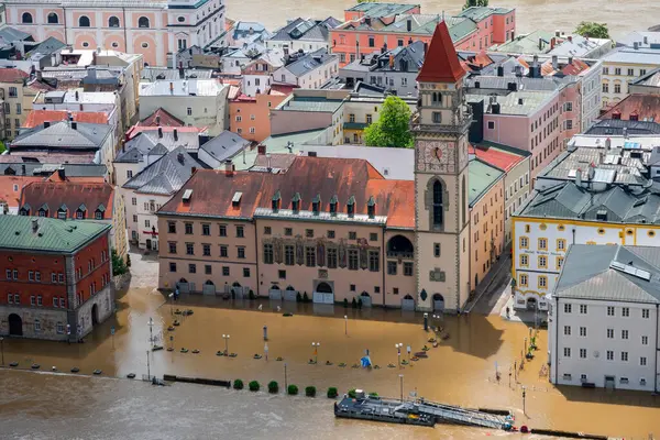 PASSAU - 5 Haziran 2024: Haziran 2024 'teki büyük sel felaketinde tarihi Passau kasabasının havadan görünüşü, Almanya' nın Bavyera kenti