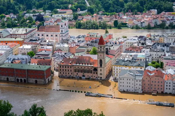 PASSAU - 5 Haziran 2024: Haziran 2024 'teki büyük sel felaketinde tarihi Passau kasabasının havadan görünüşü, Almanya' nın Bavyera kenti
