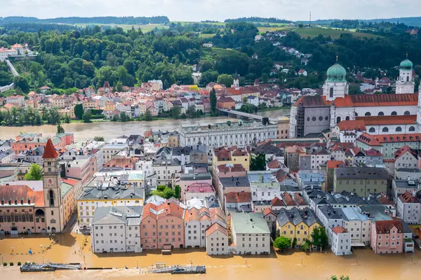 PASSAU - 5 Haziran 2024: Haziran 2024 'teki büyük sel felaketinde tarihi Passau kasabasının havadan görünüşü, Almanya' nın Bavyera kenti