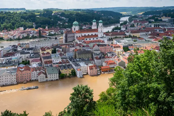 PASSAU - 5 Haziran 2024: Haziran 2024 'teki büyük sel felaketinde tarihi Passau kasabasının havadan görünüşü, Almanya' nın Bavyera kenti