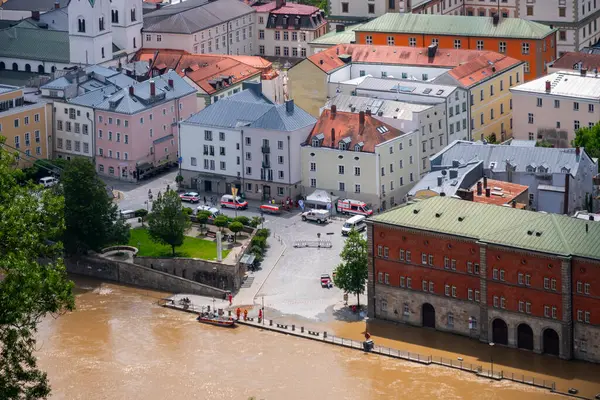 PASSAU - 5 Haziran 2024: Haziran 2024 'teki büyük sel felaketinde tarihi Passau kasabasının havadan görünüşü, Almanya' nın Bavyera kenti