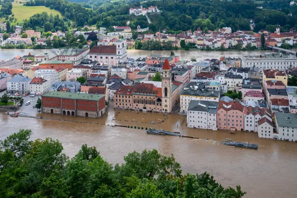 PASSAU - 5 Haziran 2024: Haziran 2024 'teki büyük sel felaketinde tarihi Passau kasabasının havadan görünüşü, Almanya' nın Bavyera kenti