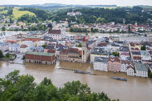PASSAU - 5 Haziran 2024: Haziran 2024 'teki büyük sel felaketinde tarihi Passau kasabasının havadan görünüşü, Almanya' nın Bavyera kenti