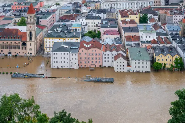 PASSAU - 5 Haziran 2024: Haziran 2024 'teki büyük sel felaketinde tarihi Passau kasabasının havadan görünüşü, Almanya' nın Bavyera kenti