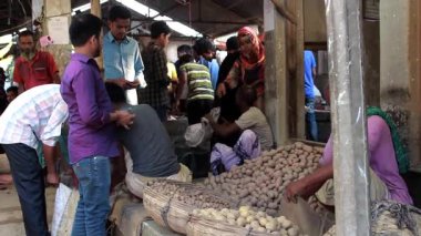 Bangladeş 'in önde gelen şehirlerinden biri olan Rangpur' daki Pouro Bazar pazarında kimliği belirsiz kişiler.