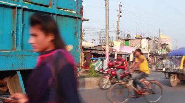 Bangladeş 'in başkenti Dhaka' nın Elaka ilçesinde kimliği belirsiz kişiler ve sokak trafiği