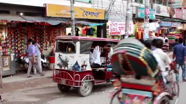 Bangladeş 'in başkenti Dhaka' nın Elaka ilçesinde kimliği belirsiz kişiler ve sokak trafiği